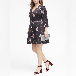 BANANA REPUBLIC | Floral V-Neck Fit and Flare Dress Sz US 10